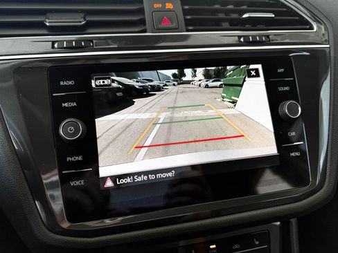 Used 2022 Volkswagen Tiguan SE image 19