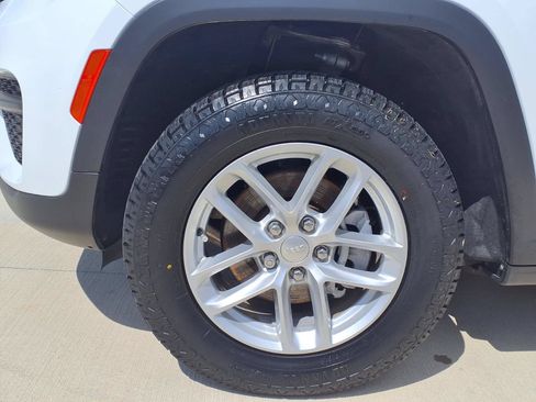 Used 2024 Jeep Grand Cherokee Laredo X w/ Luxury Tech Group I RWD image 10