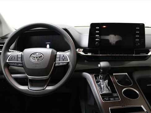 Certified 2021 Toyota Sienna LE image 12