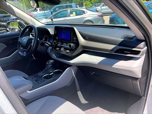 Used 2023 Toyota Highlander LE FWD image 14