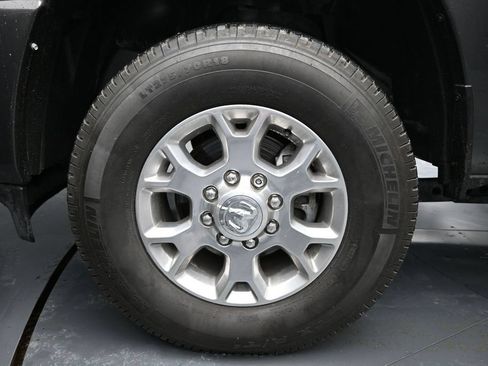 Used 2024 RAM 2500 Laramie AWD/4WD image 3