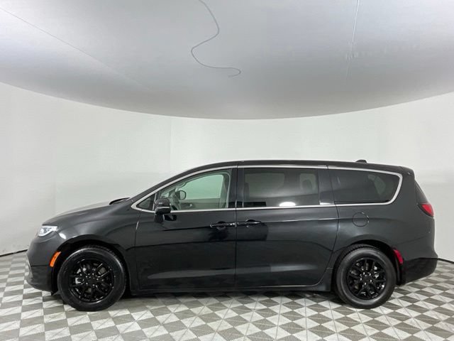 Used 2023 Chrysler Pacifica Touring-L FWD image 8
