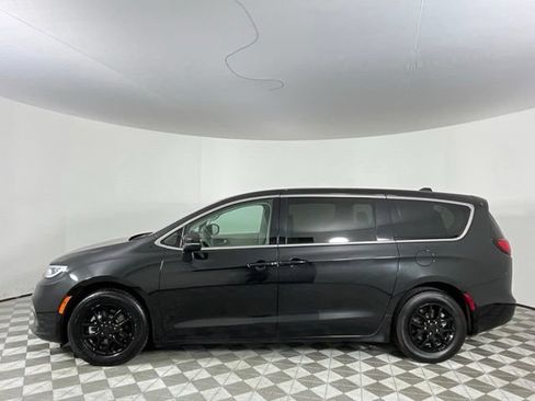 Used 2023 Chrysler Pacifica Touring-L FWD image 8