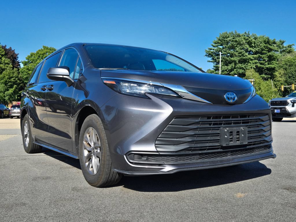 Used 2025 Toyota Sienna LE FWD image 8