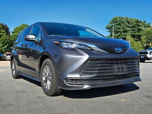Used 2025 Toyota Sienna LE FWD image 8