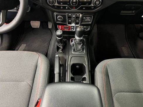 Used 2024 Jeep Wrangler Rubicon image 15