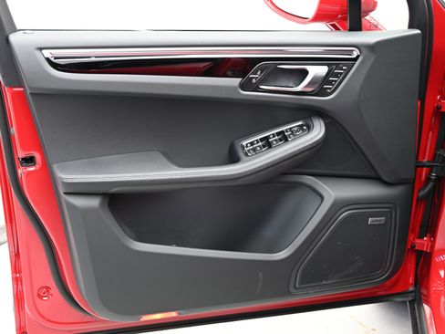 Used 2025 Porsche Macan image 36