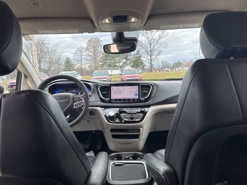 Used 2024 Chrysler Pacifica Touring-L image 27