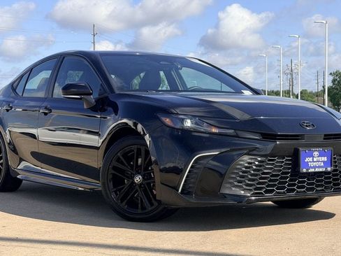 Used 2025 Toyota Camry SE w/ Convenience Package FWD image 2