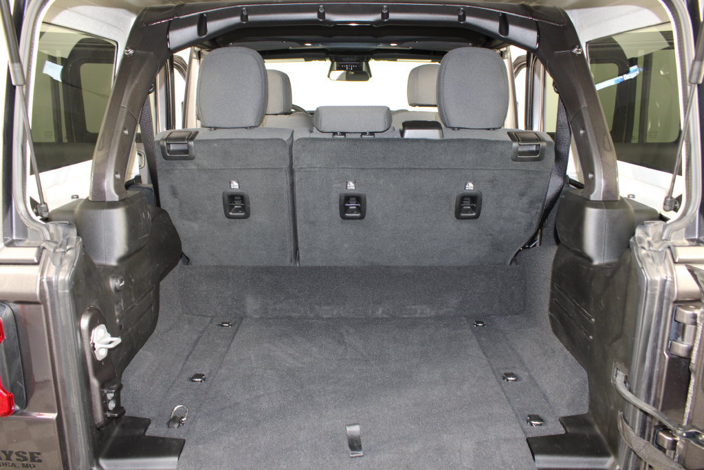 Used 2025 Jeep Wrangler Unlimited Sahara AWD/4WD image 17