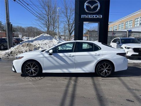 Used 2023 Toyota Camry SE w/ Cold Weather Package image 5