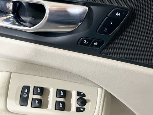 Used 2021 Volvo XC60 T5 Momentum w/ Protection Package Premier image 11