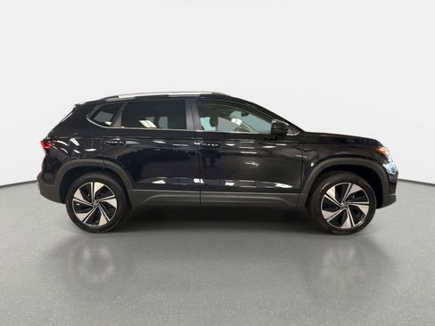 New 2026 Volkswagen Taos SE image 4