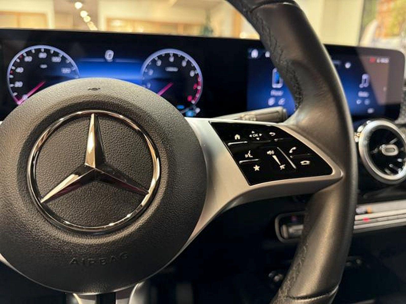 Used 2025 Mercedes-Benz GLB 250 image 17