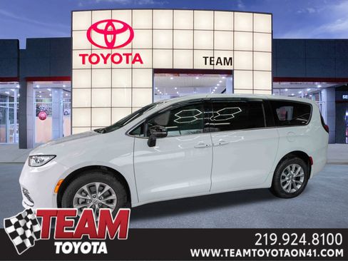 Used 2025 Chrysler Pacifica Select image 1