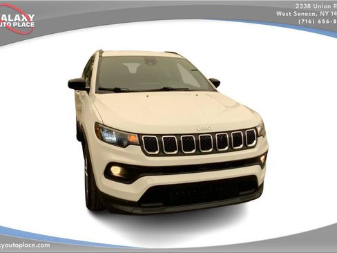 Used 2024 Jeep Compass Latitude AWD/4WD image 3