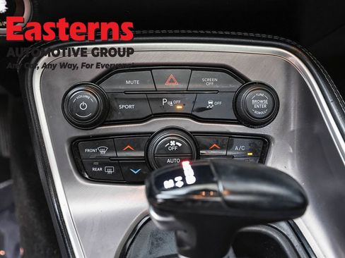 Used 2022 Dodge Challenger SXT w/ Driver Convenience Group RWD image 20