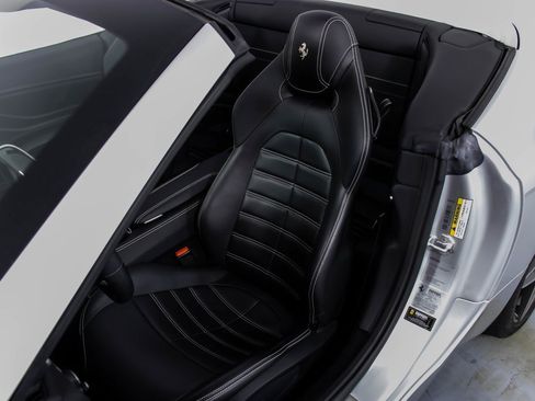 Used 2016 Ferrari California T image 6