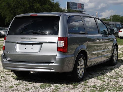 Used 2013 Chrysler Town & Country Touring FWD image 11