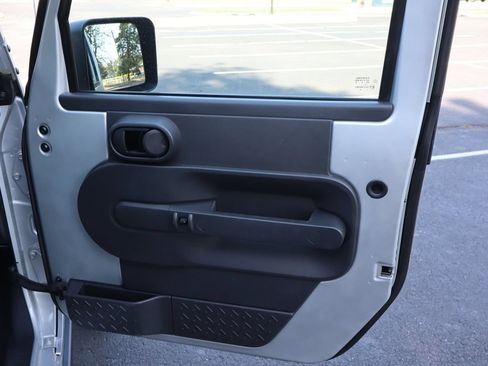 Used 2007 Jeep Wrangler Unlimited Rubicon w/ Dual Top Group AWD/4WD image 27