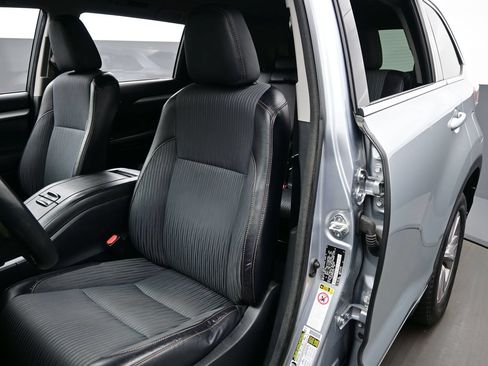 Used 2014 Toyota Highlander Plus FWD image 11