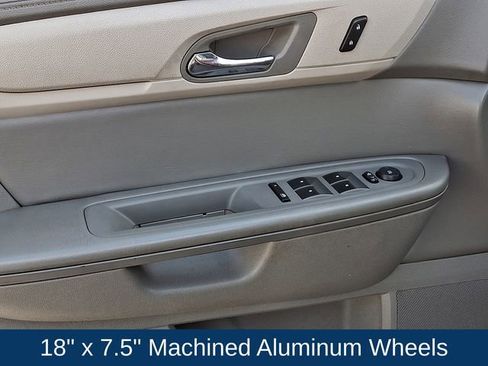 Used 2017 Chevrolet Traverse LT image 17