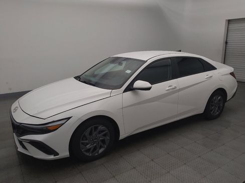 Used 2024 Hyundai Elantra SEL FWD image 2