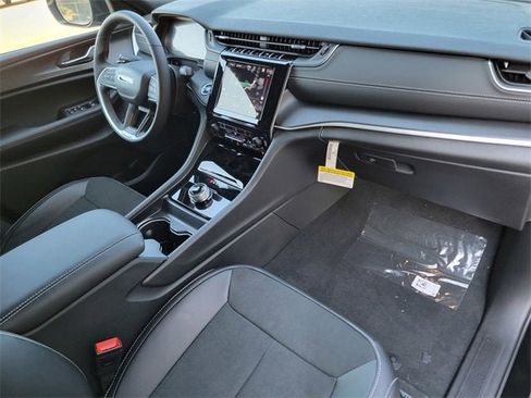 New 2025 Jeep Grand Cherokee Altitude image 24