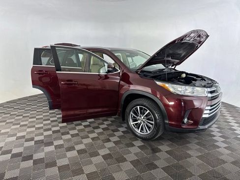 Used 2018 Toyota Highlander XLE AWD/4WD image 12