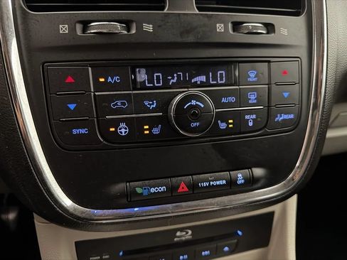Used 2013 Chrysler Town & Country Touring-L w/ Driver Convenience Group FWD image 19