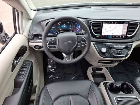 Used 2024 Chrysler Pacifica Limited FWD image 15