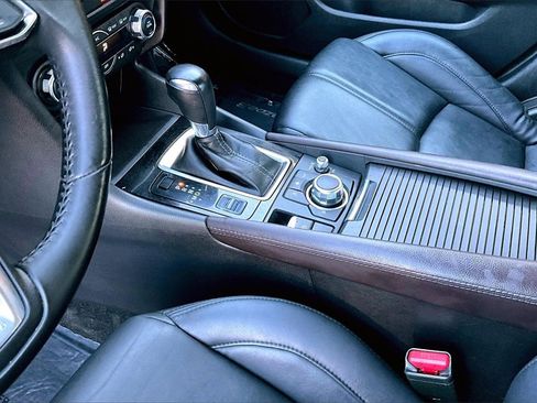 Used 2018 MAZDA MAZDA3 Touring image 18