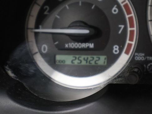 Used 2005 Toyota Sienna XLE image 28