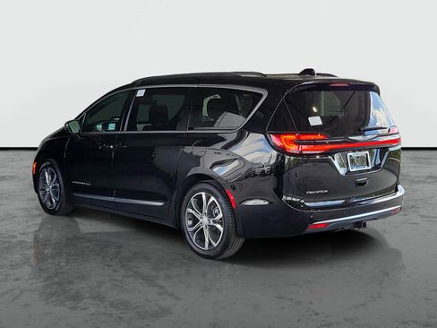 New 2026 Chrysler Pacifica Pinnacle w/ Trailer Tow Group FWD image 3