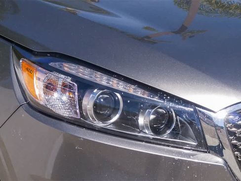 Used 2018 Kia Sorento SX image 4