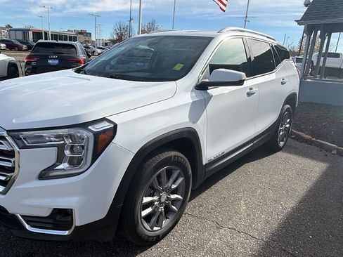 Used 2024 GMC Terrain SLT image 3