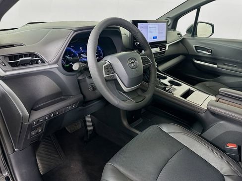Used 2026 Toyota Sienna Platinum AWD/4WD image 9