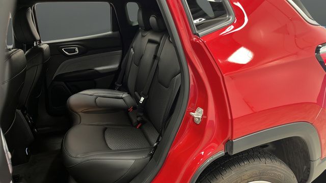 Used 2024 Jeep Compass Latitude AWD/4WD image 22