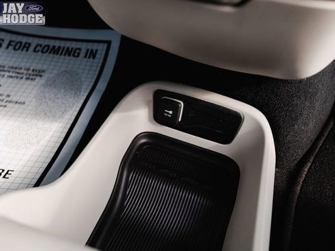 Used 2023 Chrysler Voyager LX image 23