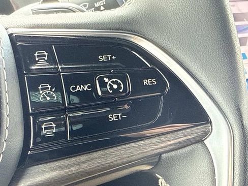 Used 2024 Jeep Grand Cherokee Overland w/ Luxury Tech Group IV AWD/4WD image 19