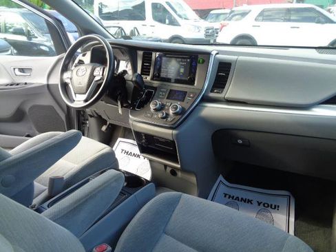 Used 2017 Toyota Sienna LE image 31