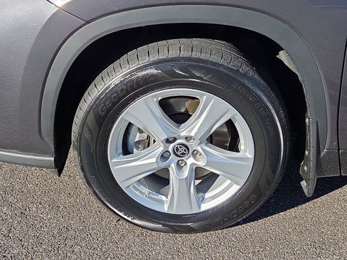 Certified 2024 Toyota Highlander LE image 9