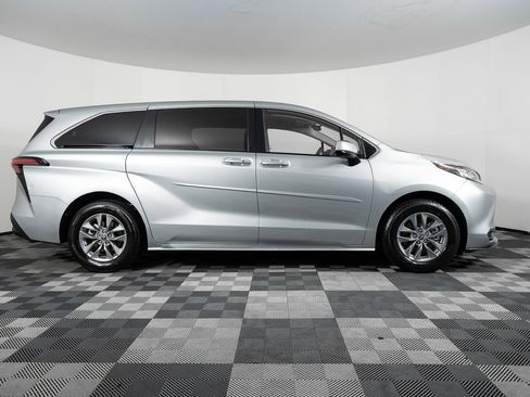 Used 2022 Toyota Sienna LE image 8