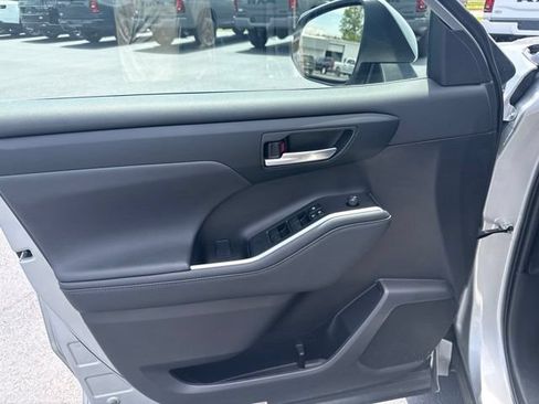 Used 2023 Toyota Highlander XLE AWD/4WD image 11