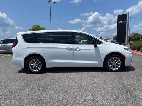 Used 2025 Chrysler Pacifica Select AWD/4WD image 9