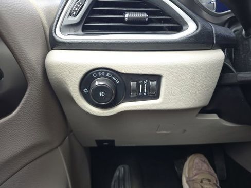 Used 2022 Chrysler Pacifica Touring-L image 15