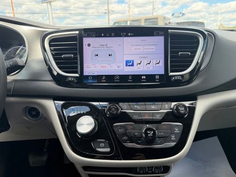 Used 2024 Chrysler Pacifica Touring-L FWD image 27