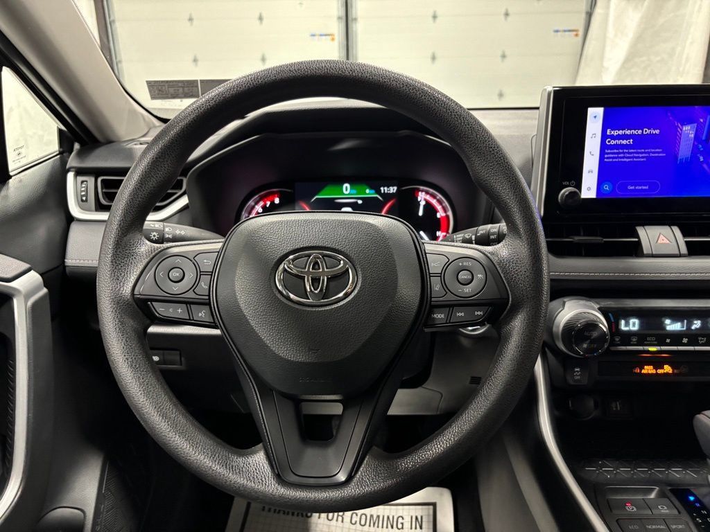 Used 2025 Toyota RAV4 XLE AWD/4WD image 18