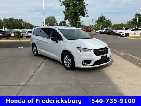 Used 2024 Chrysler Pacifica Touring-L FWD image 8