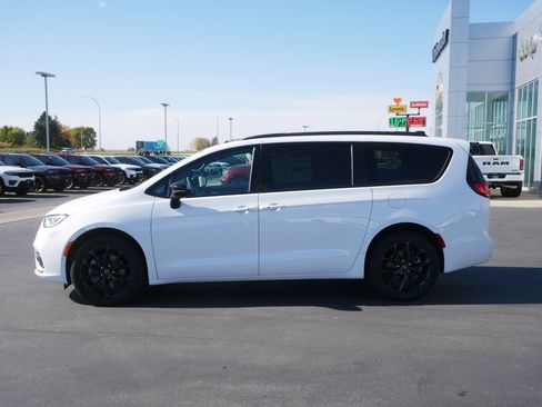New 2026 Chrysler Pacifica Limited w/ S Appearance Package image 3